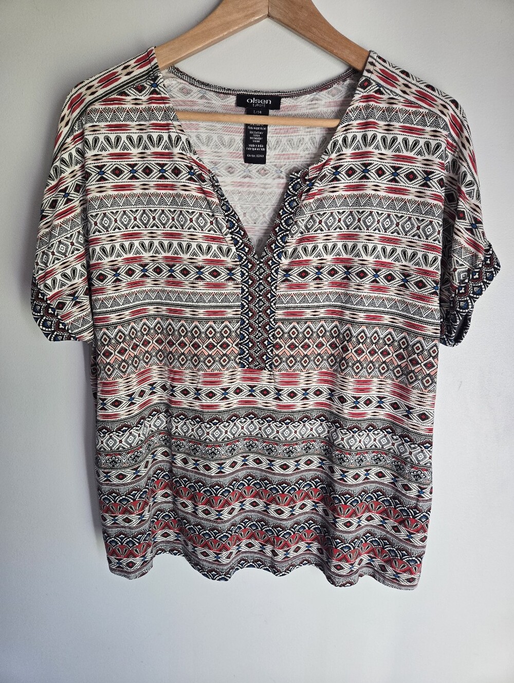 OLSEN EUROPE Printed V-Neck Short Sleeve Tee in Multi-Color